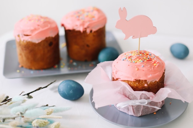 Bodegón de Pascua con huevos y tortas de Pascua decoradas con glaseado