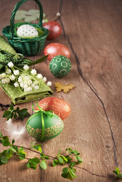 Bodegón de Pascua en madera en verde, marrón y blanco