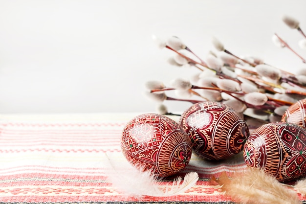 Foto bodegón de pascua con pysanka en tela tradicional ucraniana. huevos de pascua decorados, tradicionales de la cultura de europa del este