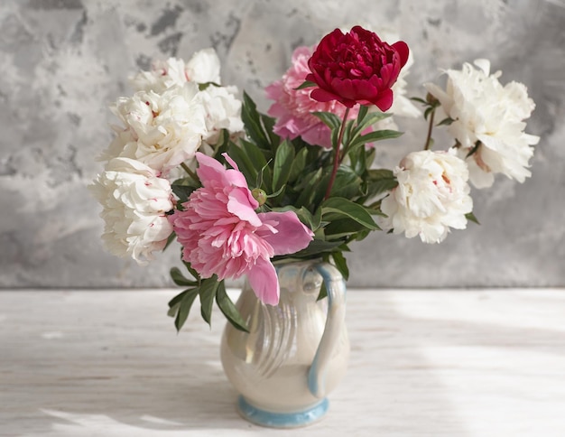 Bodegón con peonías blancas y rosas en un jarrón