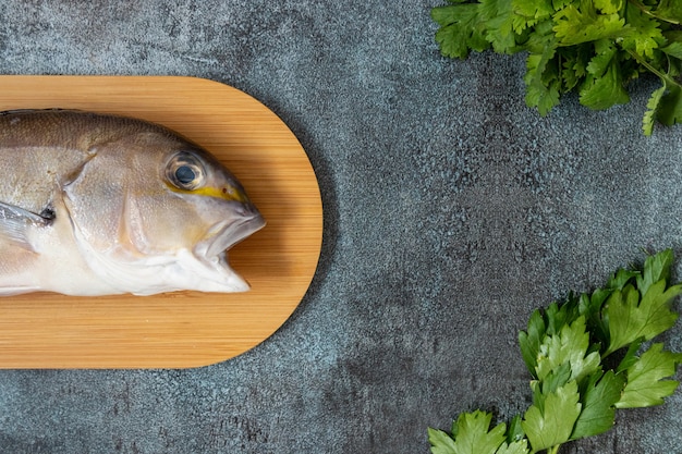 Bodegón con pescado fresco e ingredientes peruanos para cocinar