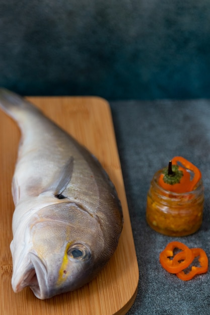 Bodegón con pescado fresco e ingredientes peruanos para cocinar