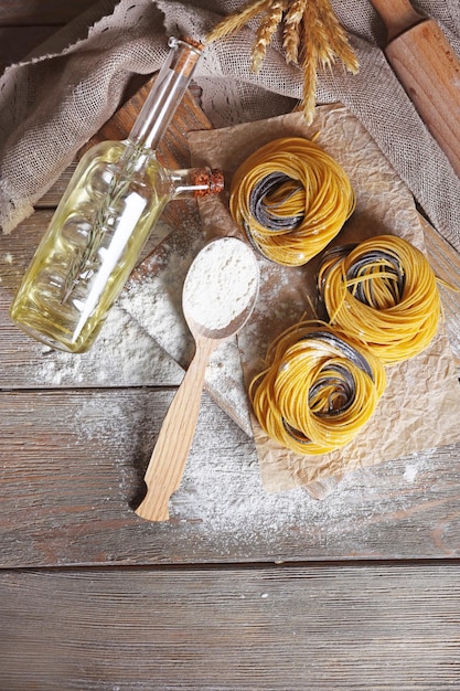 Bodegón de preparación de pasta sobre fondo de madera rústica