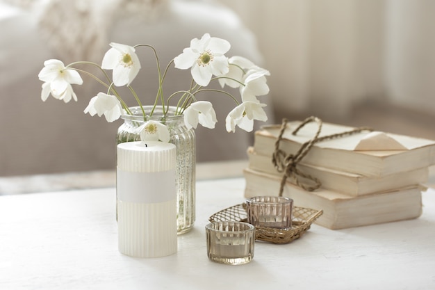 Bodegón de primavera casero con flores en un jarrón y elementos decorativos