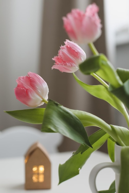 bodegón de primavera con tulipanes rosas frescas decoración del hogar