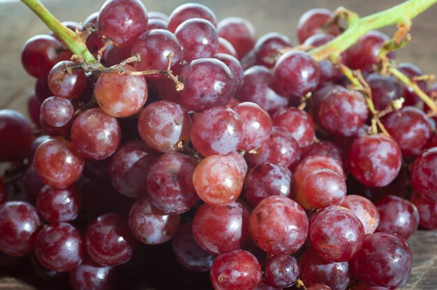 Bodegón de racimo uva fruta puesta en madera vieja