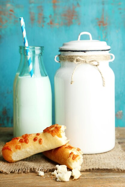 Bodegón retro con sabrosa leche rústica, sobre mesa de madera