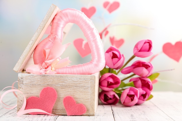 Bodegón romántico con corazón en ataúd de madera