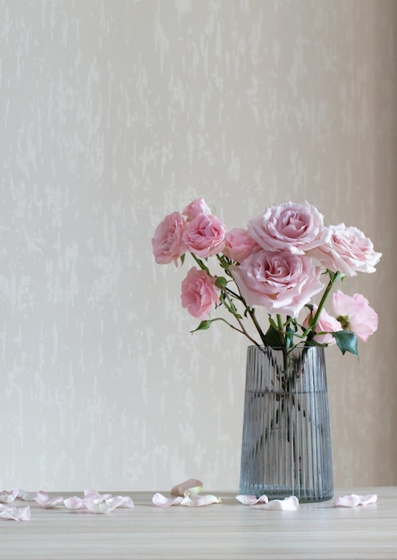 Bodegón con rosas rosadas en jarrón de cristal