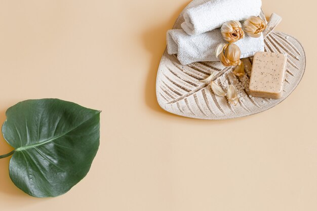 Bodegón de spa con flores, jabón y toallas. Concepto de salud y belleza.