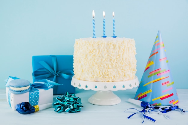 Foto bodegón de tarta de cumpleaños deliciosa con regalos