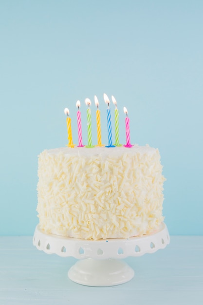 Bodegón de tarta de cumpleaños delicioso