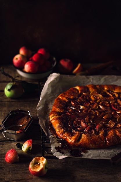 Bodegón con tarta de manzana casera manzanas frescas sobre mesa de madera rústica