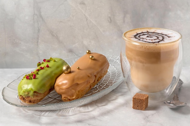 Bodegón con taza de café con leche y canutillos