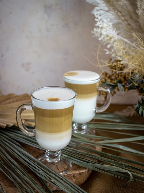 bodegón con una taza de capuchino