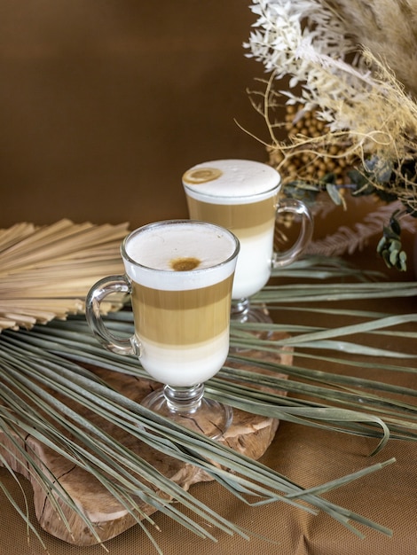 bodegón con una taza de capuchino