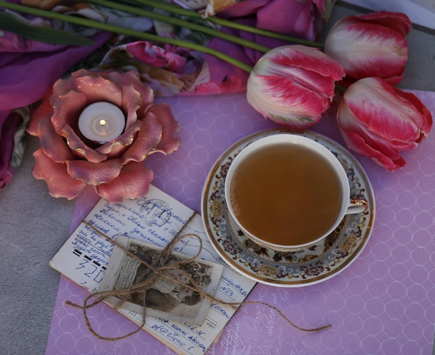 bodegón con taza de té vela y tarjetas retro