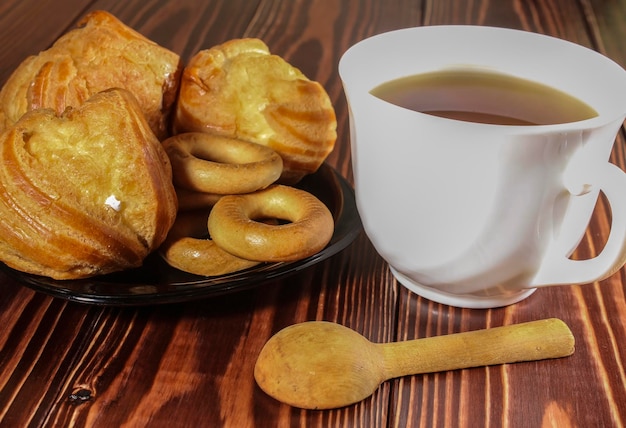 Bodegón con té y pasteles en la mesa.