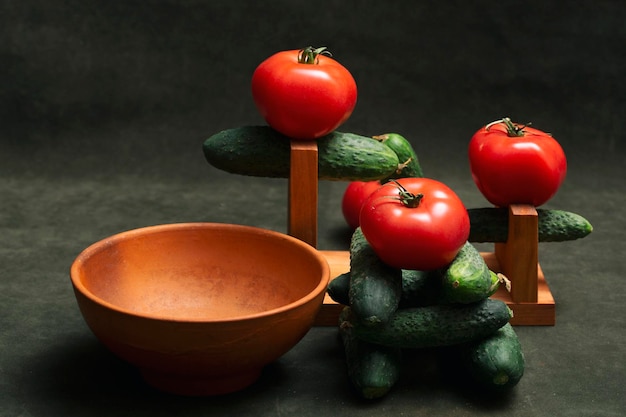 Bodegón con tomates maduros y pepinos
