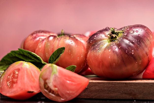 Bodegón tomates tigre fondo oscuro