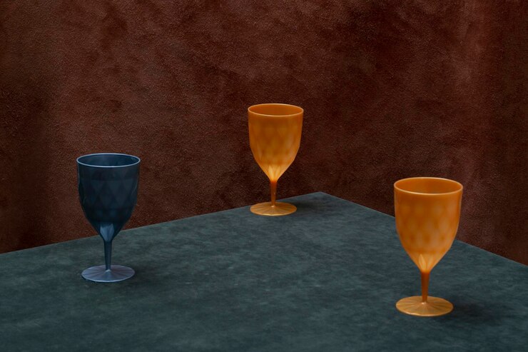 Foto bodegón con tres vasos de colores sobre la mesa