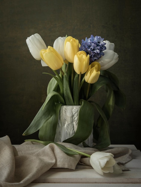 Bodegón con tulipanes amarillos y blancos y jacinto morado, imagen de bellas artes Foto para calendario