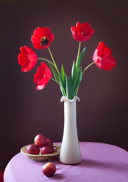 Bodegón con tulipanes bouquetapples y narcisos en mesa de madera Día de la Mujer