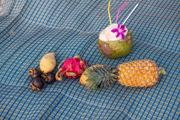 Bodegón de varias frutas exóticas en el fondo de una toalla de celda en un día claro y soleado.