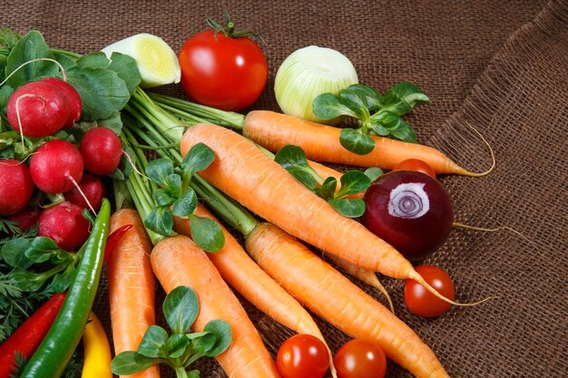 Bodegón con varias verduras orgánicas frescas