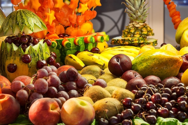 bodegón con una variedad de frutas tropicales