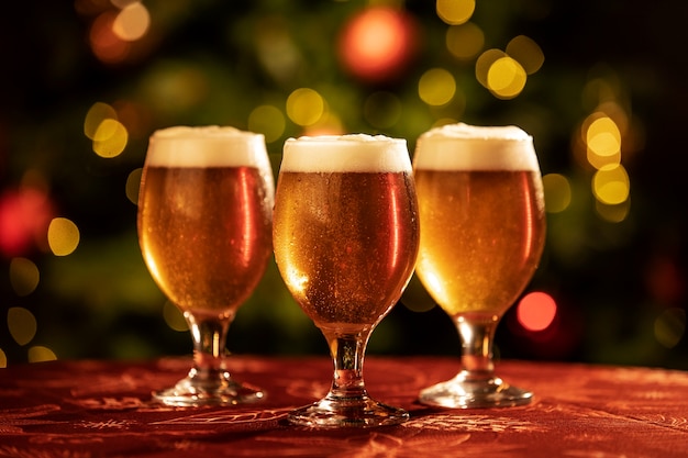 Foto bodegón de vasos de cerveza de navidad