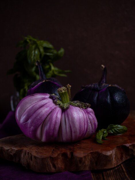 Bodegón vegetal sobre un fondo oscuro