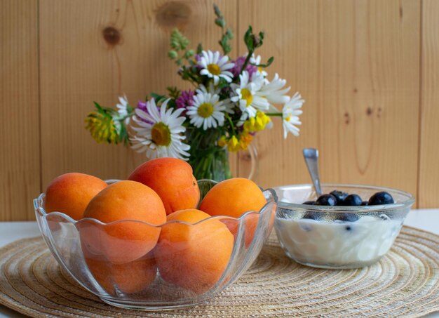 Bodegón de verano, frutas y bayas de verano, verano en el campo.