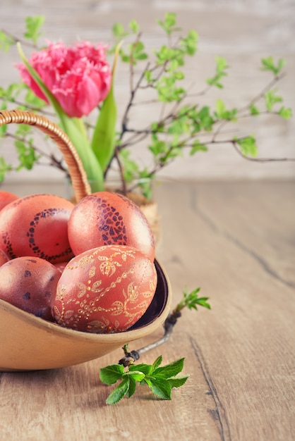 Bodegón en verde y marrón con huevos de Pascua, espacio de texto