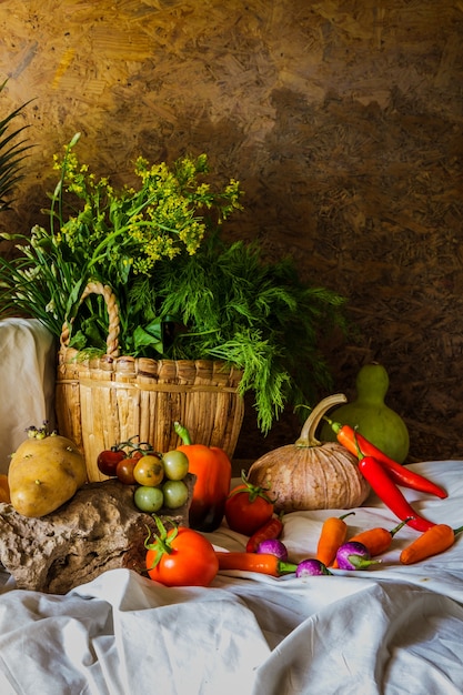 Foto bodegón verduras, hierbas y frutas.