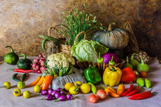 Foto bodegón verduras, hierbas y frutas.