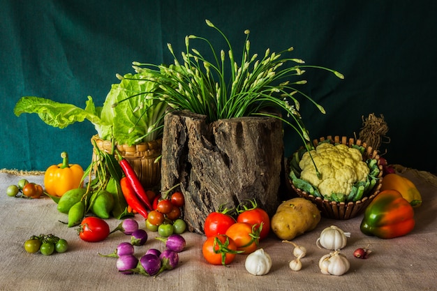 Bodegón verduras, hierbas y frutas.