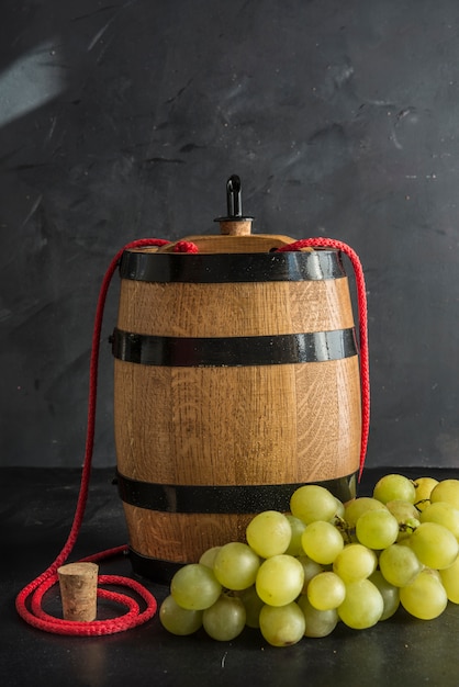 Bodegón con vino blanco, botella y barril.