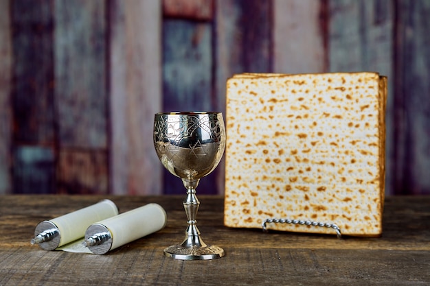 Bodegón con vino y matzá pan de pascua judía.