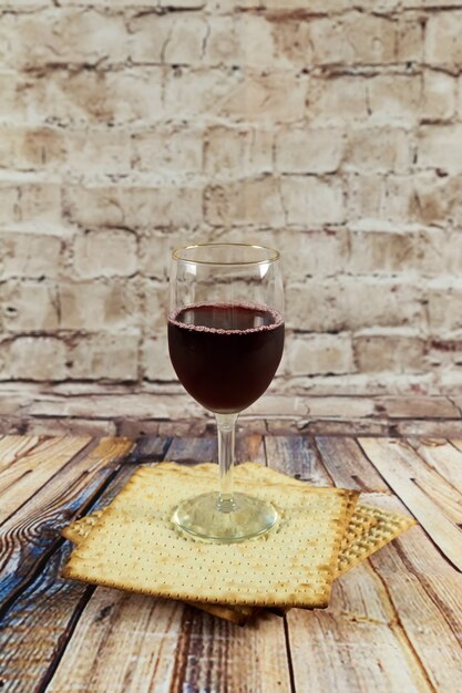 Foto bodegón con vino y matzá pan de pascua judía.