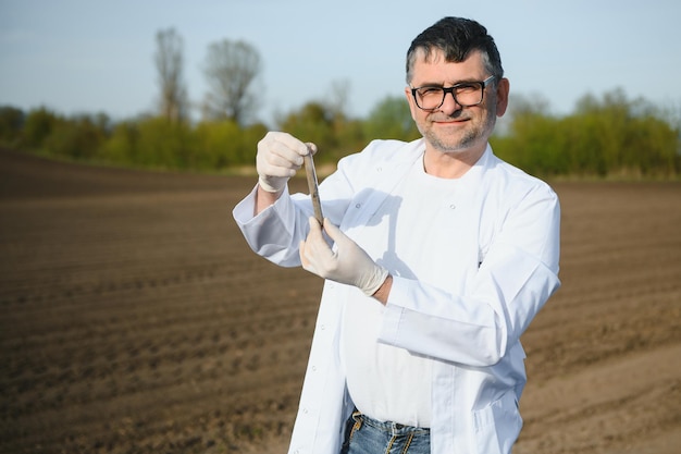 Bodenprobenahme Agronom entnimmt Proben mit Bodensonden-Probenehmer Umweltschutz-Bio-Bodenzertifizierungsforschung