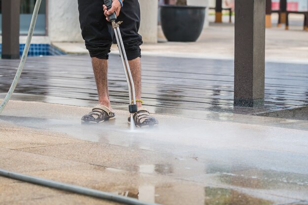 Bodenreinigung im Freien mit Hochdruckwasserstrahl