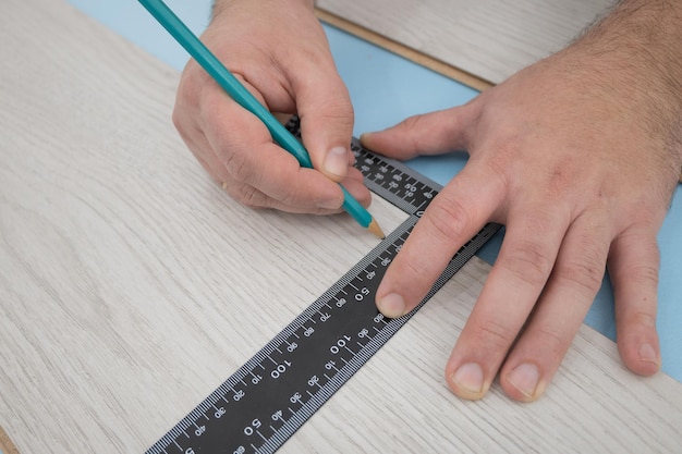 Foto bodenrenovierungsmessung vor dem verlegen des laminatbodens