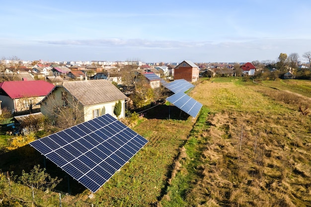 Bodenständige Photovoltaik-Solarmodule zur Erzeugung sauberen Stroms. Autonomes Hauskonzept.