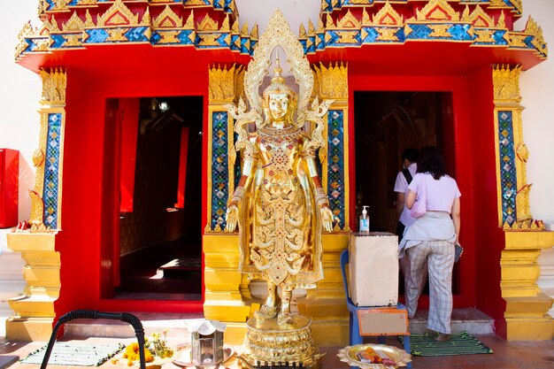 Bodhisattva Maitreya Buddha para tailandeses e viajantes estrangeiros visitam e respeitam orando com mistério sagrado no templo Wat Song Kusol em 4 de dezembro de 2021 em Phra Nakhon Si Ayutthaya Tailândia