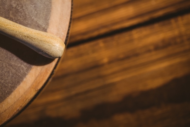 Foto bodhran irlandês tradicional e vara