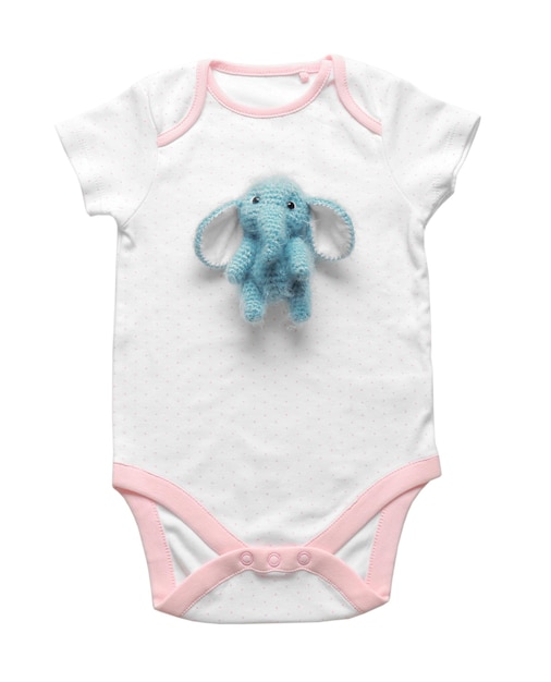 Body de bebê fofo e brinquedo de crochê isolado em branco