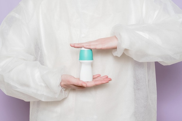 Body Deodorant Roll On in der Hand des Arztes Medizin Arzt