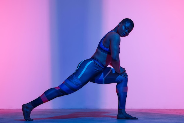 Body positive Schlankheits-Afroamerikanerin in Sportbekleidung Workout Mode Studioaufnahme Werbefoto Copyspace