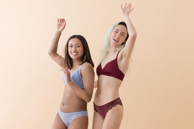 Body Positivity und Selbstakzeptanz Frauen tanzen zusammen lateinamerikanische Dessous unveränderte Bilder